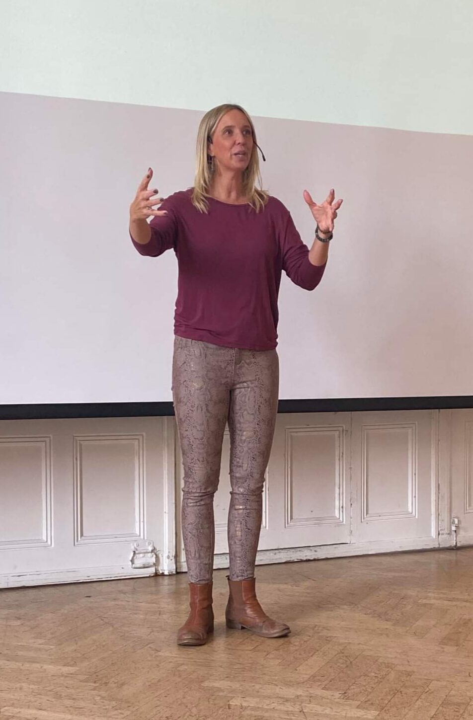 Jessica Livflod föreläser för en publik