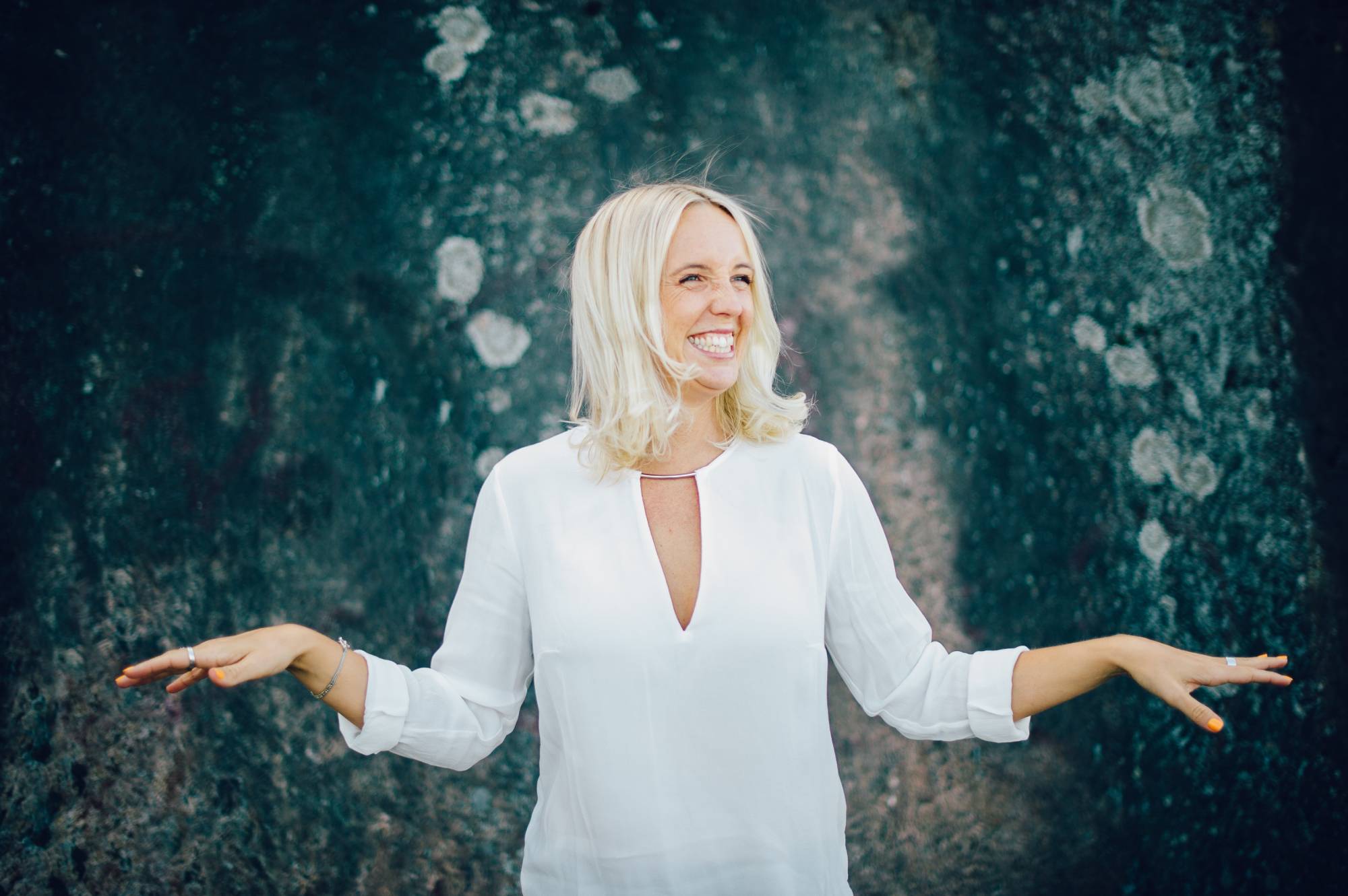 Jessica Livflod mot en klippvägg